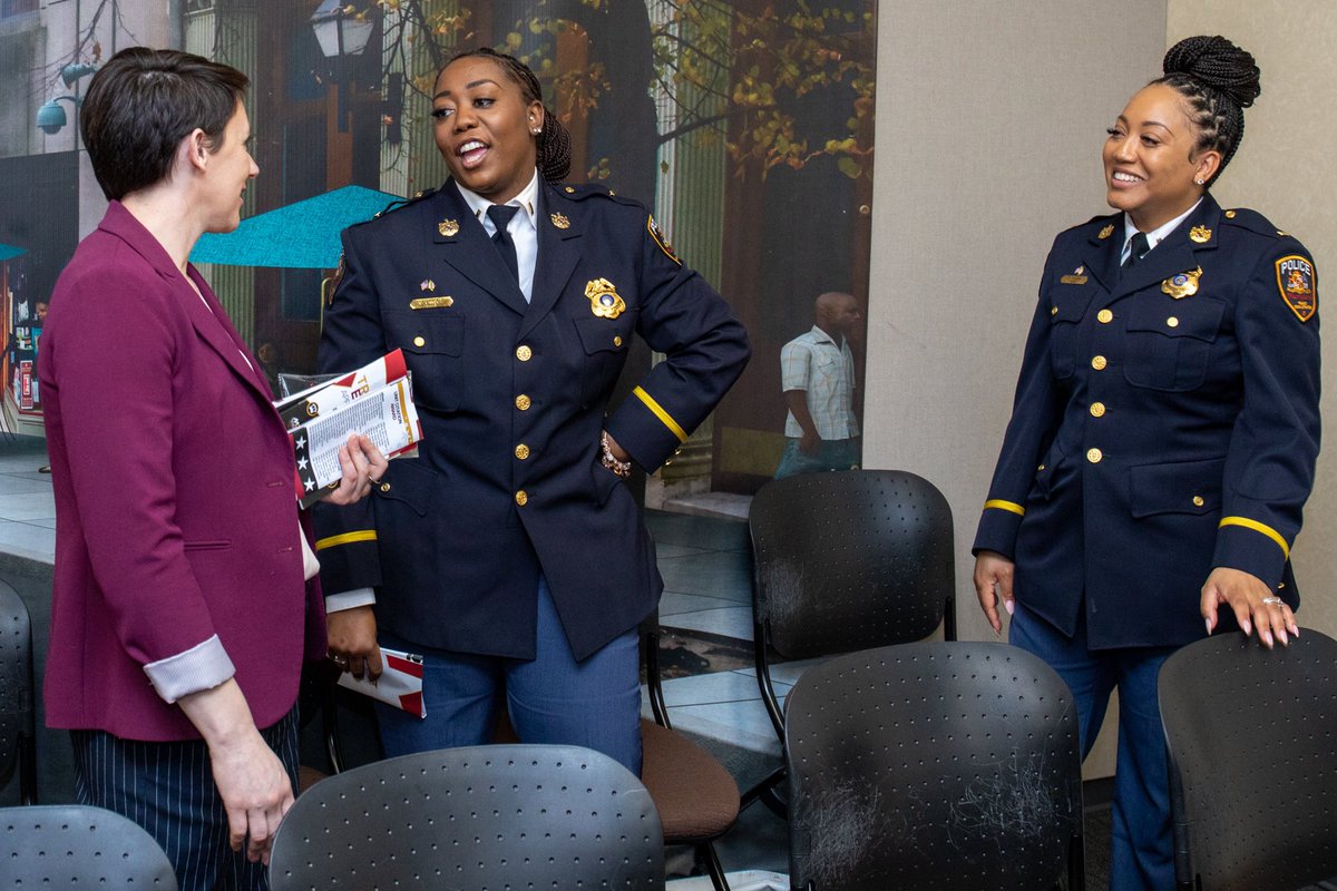 Holly Arnold tweet media