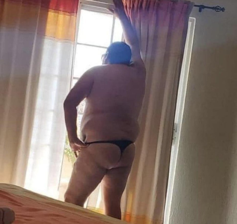 churpioso's tweet photo. Te imaginas despertar y verme así en tu ventana? Tomando la energía del astro rey para darte tu delicioso mañanero. Tu sol contemplando al sol... https://t.co/sZvZWeceCi