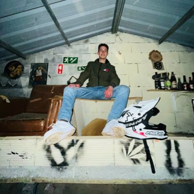 #NovaFotoDePerfil
Muita história nessas 4 paredes😬