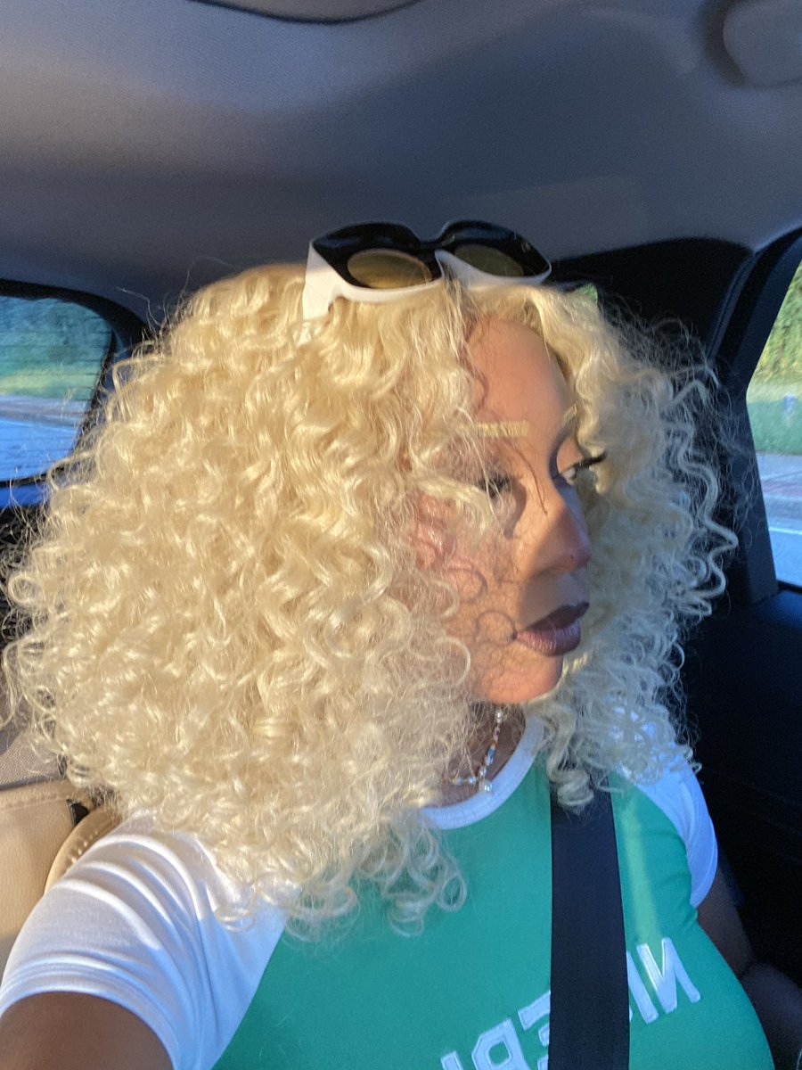 auntieee tweet media