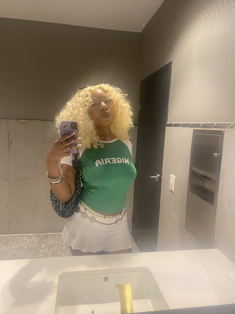 auntieee tweet media