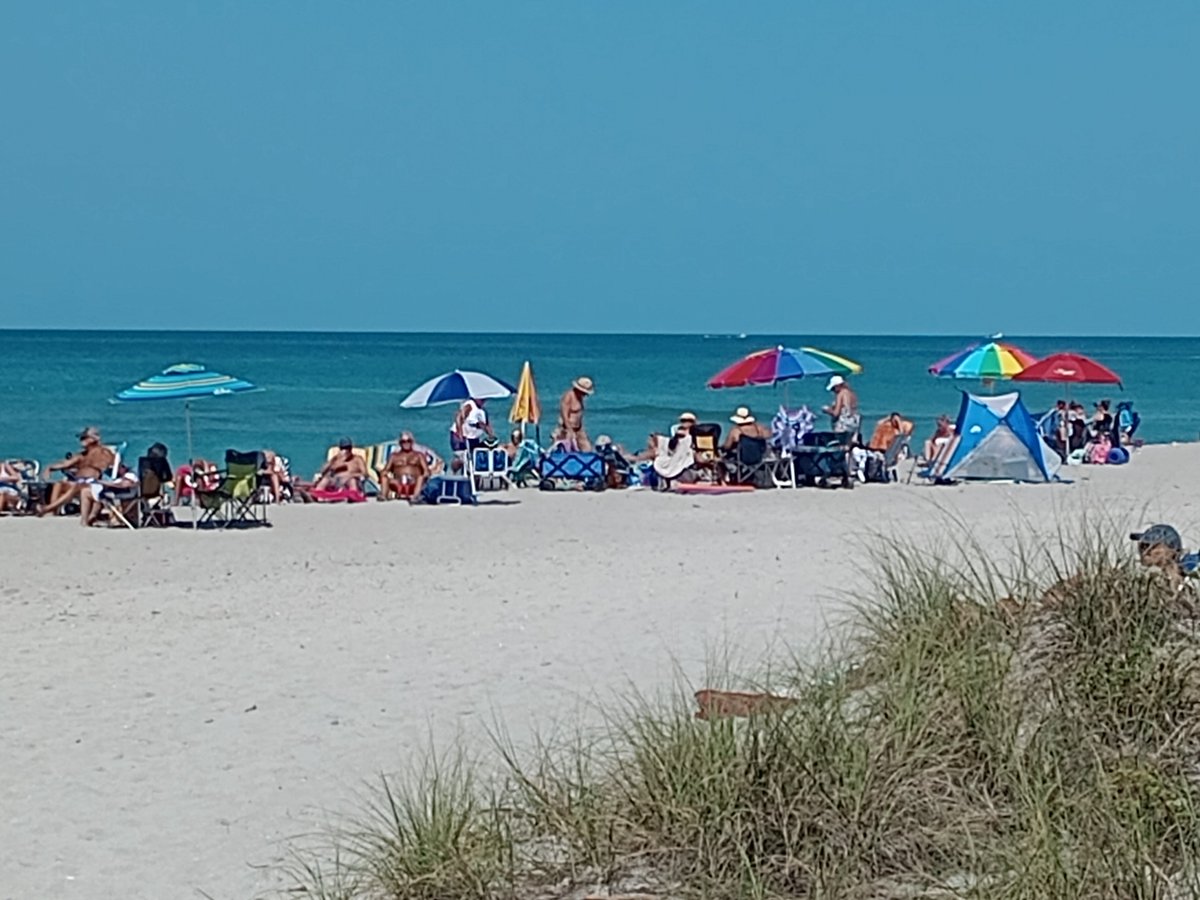 Another enchanting day

                  down at the beach

5 outta 5