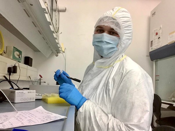 playwiththepast's tweet photo. It's #BritishScienceWeek2024 @ScienceWeekUK 

So meet biomolecular #archaeologist Dr Elenor Green @UniOfYork 🧪👩‍🔬 

She features in our #coprolite #Findsbox but you can read her interview here: https://t.co/lt5CQOi3s9 🦠🔬

#womeninscience @archaeowomen 
📷 Alex Holland https://t.co/sZMoLKpJfH
