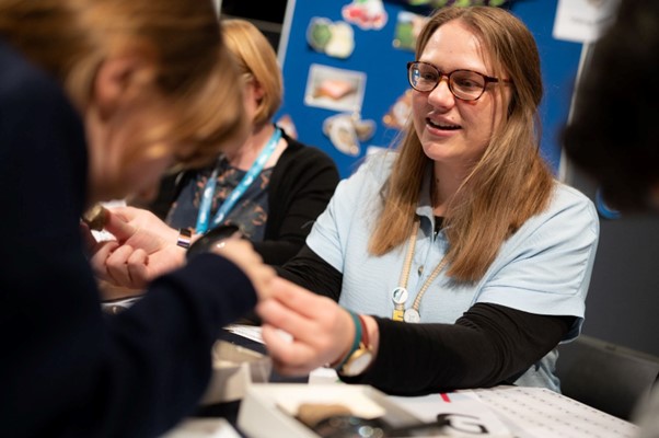 playwiththepast's tweet photo. It's #BritishScienceWeek2024 @ScienceWeekUK 

So meet biomolecular #archaeologist Dr Elenor Green @UniOfYork 🧪👩‍🔬 

She features in our #coprolite #Findsbox but you can read her interview here: https://t.co/lt5CQOi3s9 🦠🔬

#womeninscience @archaeowomen 
📷 Alex Holland https://t.co/sZMoLKpJfH