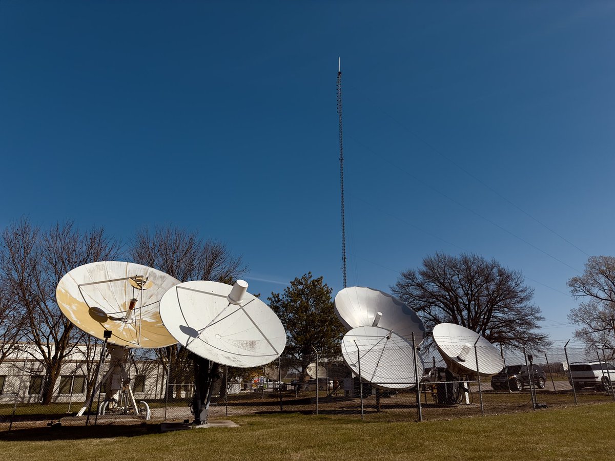 BKotthoffWX's tweet image. Another well above average day for Mid-MO! Temperatures will be close to 20 degrees above average by 3 pm, pushing on 75, with a chance for some isolated showers and storms tonight. If you get a chance to walk around for a quick lunch break, I say take it! #mowx #midmowx #midmo