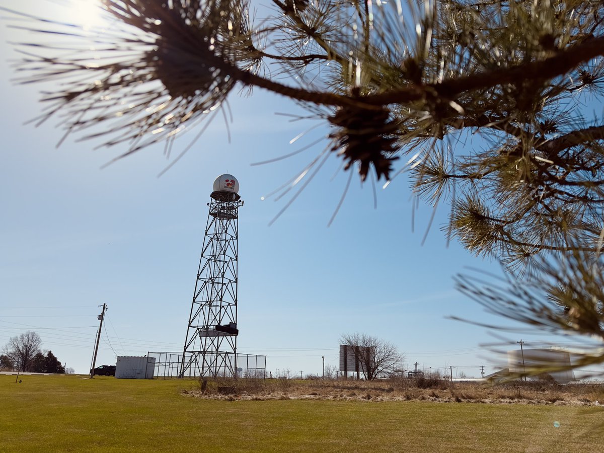 BKotthoffWX's tweet image. Another well above average day for Mid-MO! Temperatures will be close to 20 degrees above average by 3 pm, pushing on 75, with a chance for some isolated showers and storms tonight. If you get a chance to walk around for a quick lunch break, I say take it! #mowx #midmowx #midmo