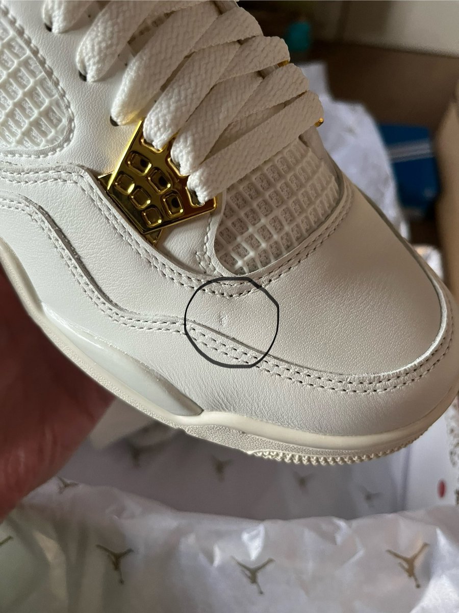 paulsilm's tweet photo. @Nike @NikeService just received the worse service from your staff. Called regarding a damaged item. Shoe and boxes damaged as you can see. No support. Unacceptable behaviour https://t.co/wHQKZlUmjX