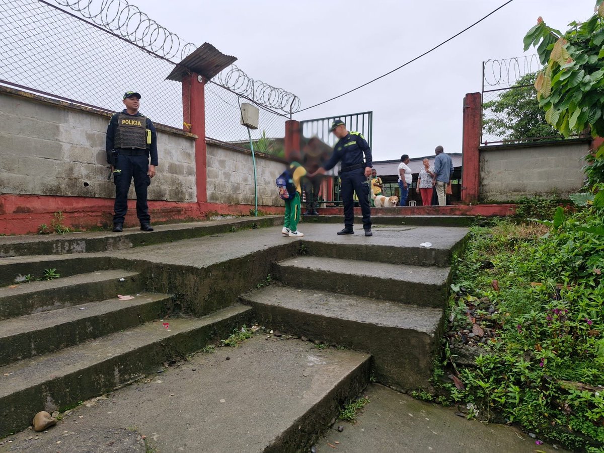 En #Bagadó |En los alrededores de los colegios, la Policía está activamente comprometida en proteger a nuestros jóvenes, evitando que caigan en las garras de actividades ilícitas como el microtráfico. #EntornosEscolares #ActuandoPorChocó