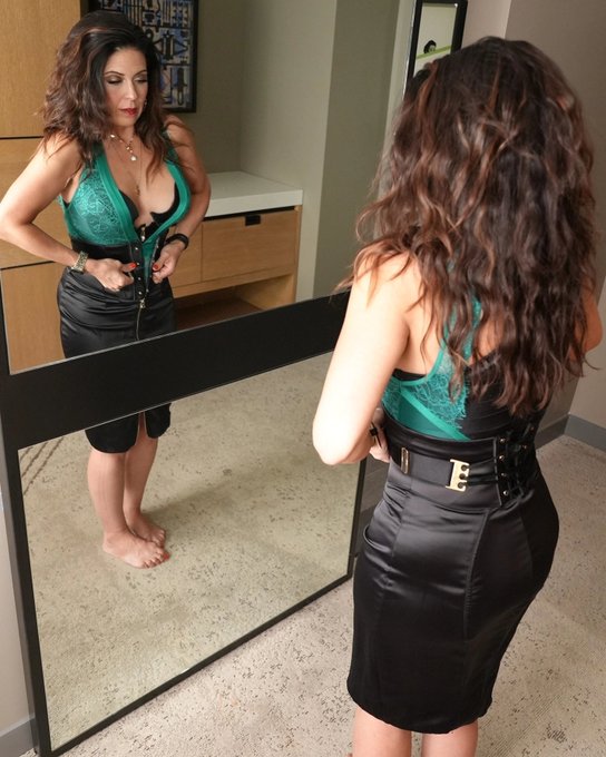 I'm too fat🫤  too many tacos for taco tuesday https://t.co/OJOjjvXg3t