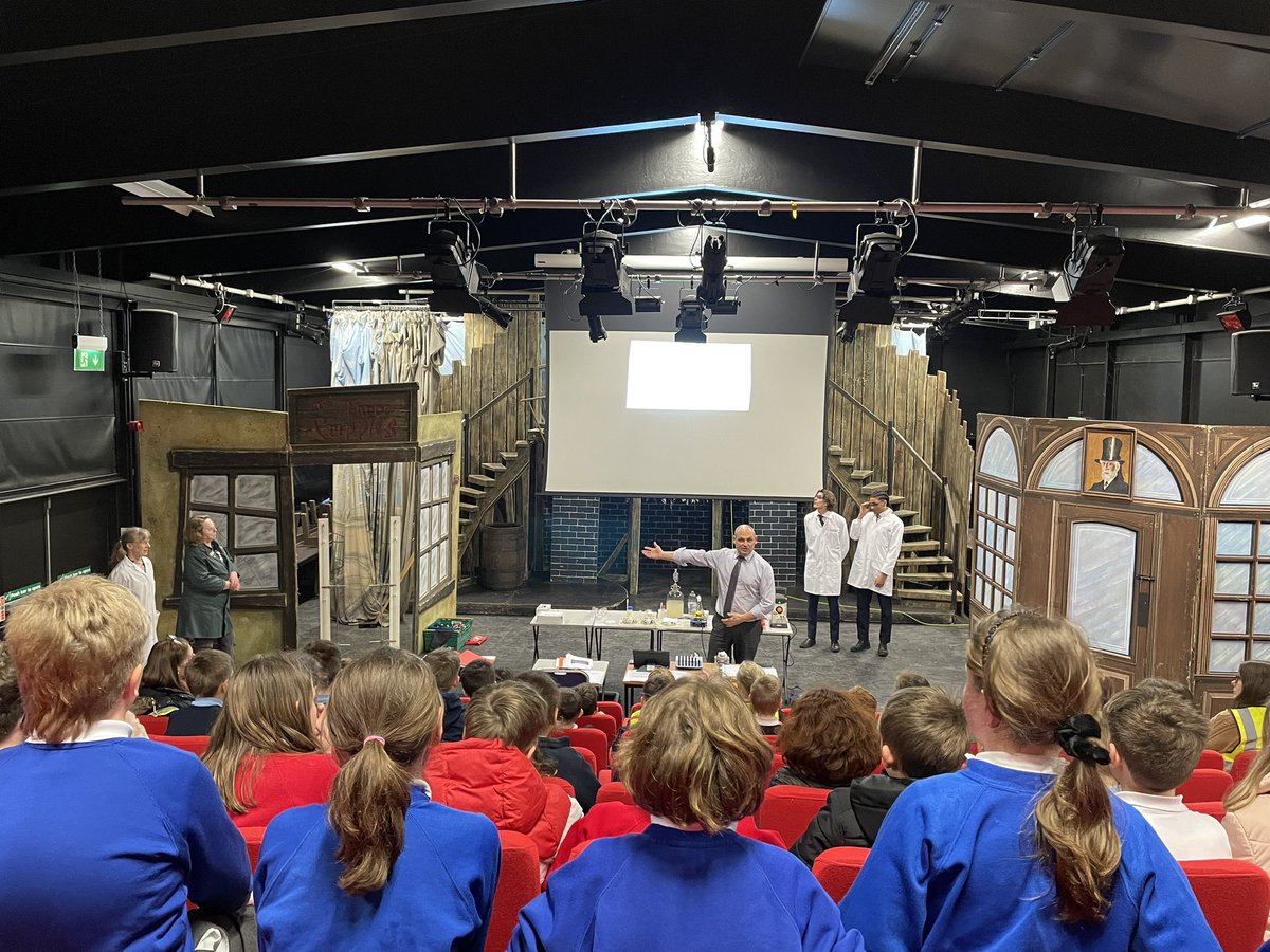oratoryschool's tweet photo. Celebrations for @ScienceWeekUK continue here @oratoryschool as we invited @CheckendonSch @goringprimary @Whitchurch1 &amp; @WPSoxon #primary schools for an @oratoryscience interactive lecture on renewable fuels! #OratoryScience #OratoryPartnerships #BSW2024 @schoolstogether https://t.co/0cKJejX5QT