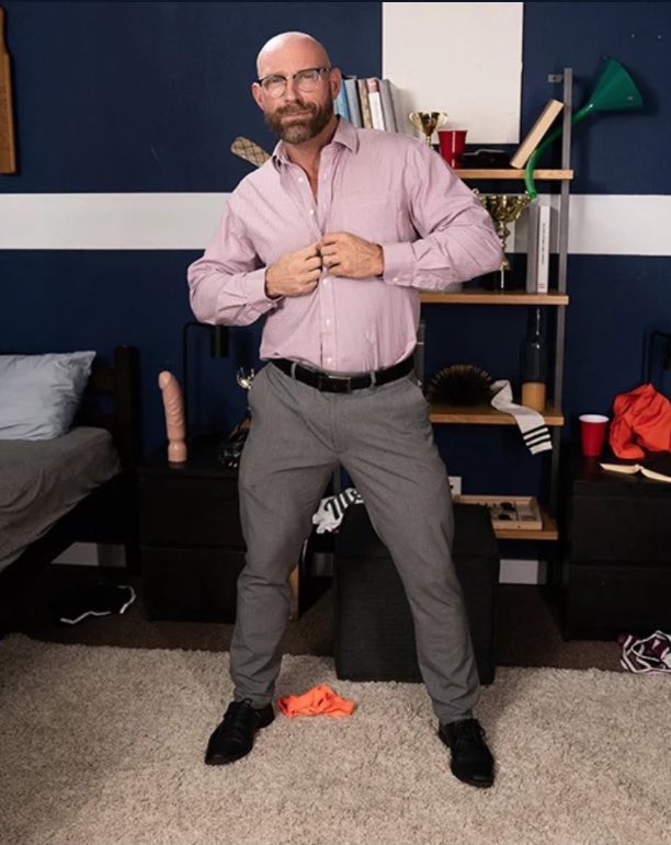 Retweet if you wanna see what happens with that dildo. 😈😈😈😈