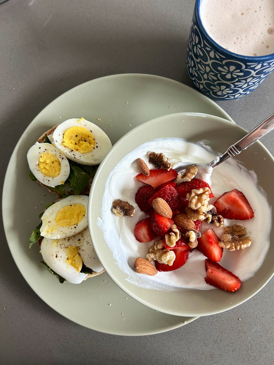 trying to add more colors to my plate in the spirit of #EBGIxCRC 

+ here’s to a healthy and happy Ramadan to all! 💫

🌱english muffin with fresh basil + eggs
🍓 greek yogurt with strawberries and nuts 

4️⃣5️⃣ healthy meals challenge 
#EatGoodFeelGoodxCRCAwareness #45isTheNew50