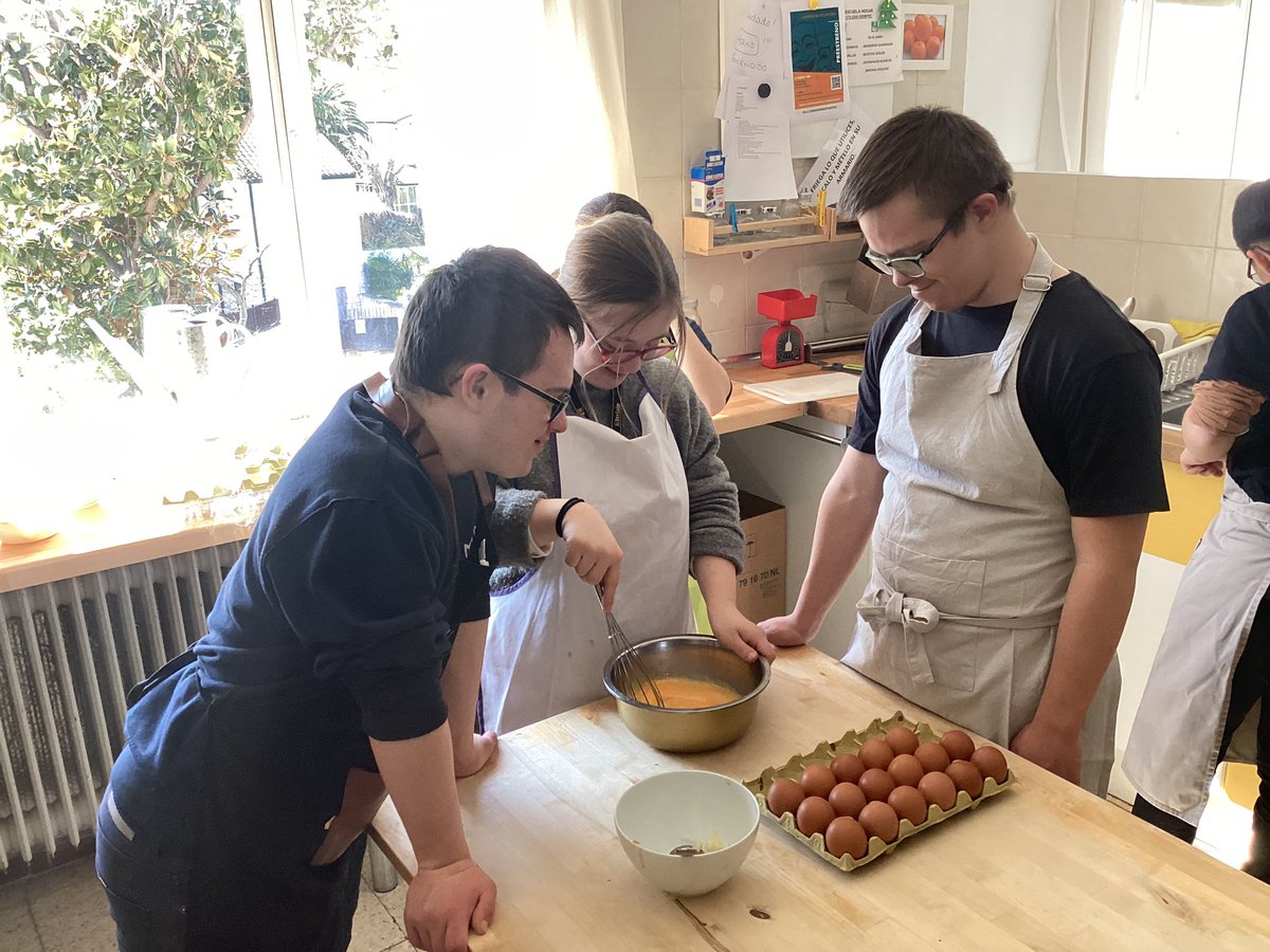 FGarrigou's tweet photo. 🥚🧅🥔 El 9 de marzo se celebró el Día de la Tortilla y hoy lo hemos celebrado en Menudo Sabor preparando una rica tortilla con 🧅
Cómo podéis ver, el resultado no puede ser mejor ¡Enhorabuena cocineros y muchas gracias a @mucho_isaac por ayudarnos a preparar platos tan ricos 😋! https://t.co/ebjGcPjL5s
