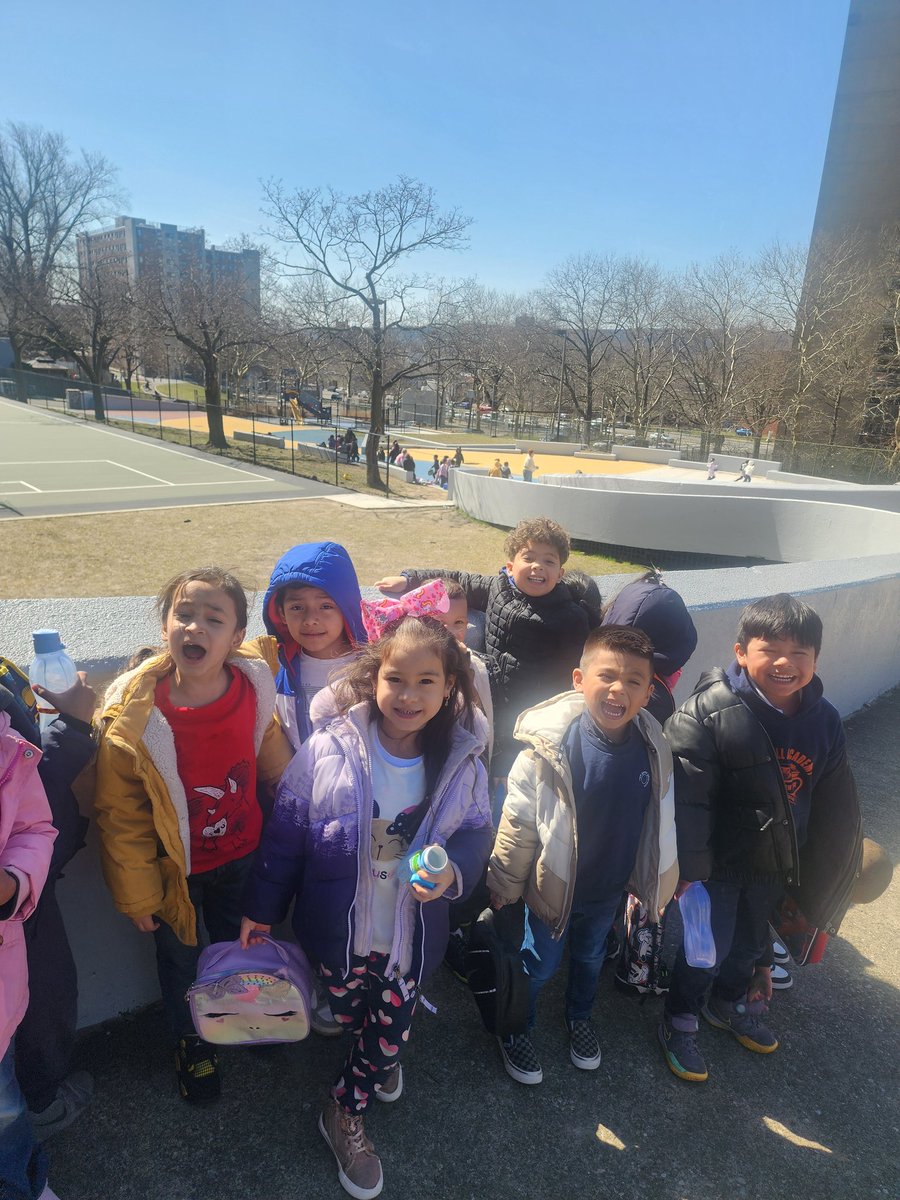 The best way to learn about Spring is outside on a beautiful sunny day! Lo mejor manera de aprender sobre la Primavera es afuera en un día soleado. @ErikWrightYPS @LissetteCC13 @YonkersSchools