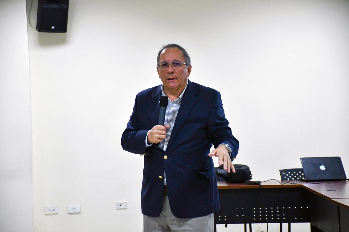 GoberElOro's tweet photo. El Gdor. @jimmyblacio_ec presidió la reunión de trabajo destinada a encontrar soluciones óptimas para abordar el problema de aglomeración y congestión vehicular en la avenida de acceso a #PuertoBolívar, específicamente en la entrada a la Autoridad Portuaria. https://t.co/WzaSmsODc1