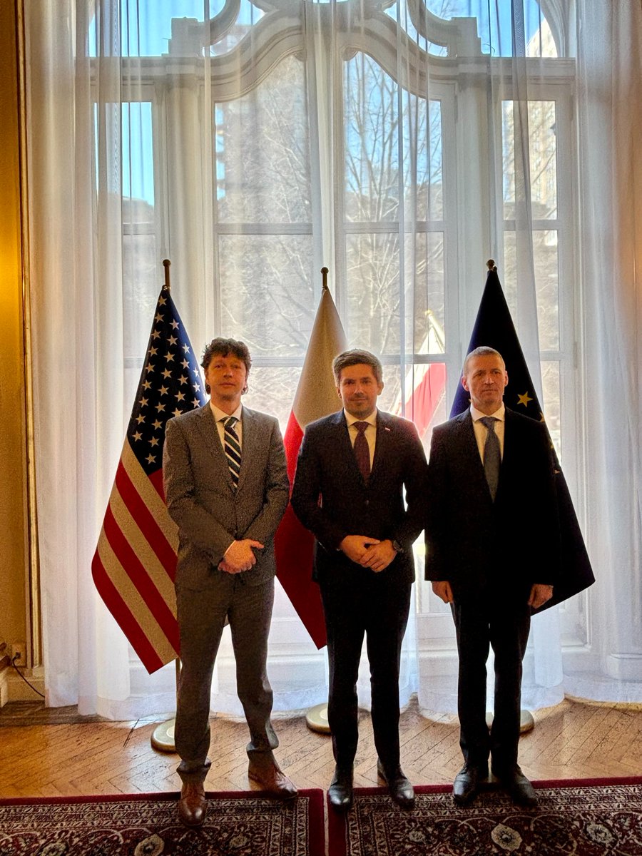 On the 25th anniversary of joint 🇵🇱🇨🇿🇭🇺 accession to @NATO, CG @Kubicki_Adrian met with Arnošt Kareš, CG of 🇨🇿 in 🗽 @CzechConsNY & István Pásztor, CG of 🇭🇺in 🗽to summarize membership achievements & disucuss current challenges towards NATO. #StrongerTogether #25PLinNATO