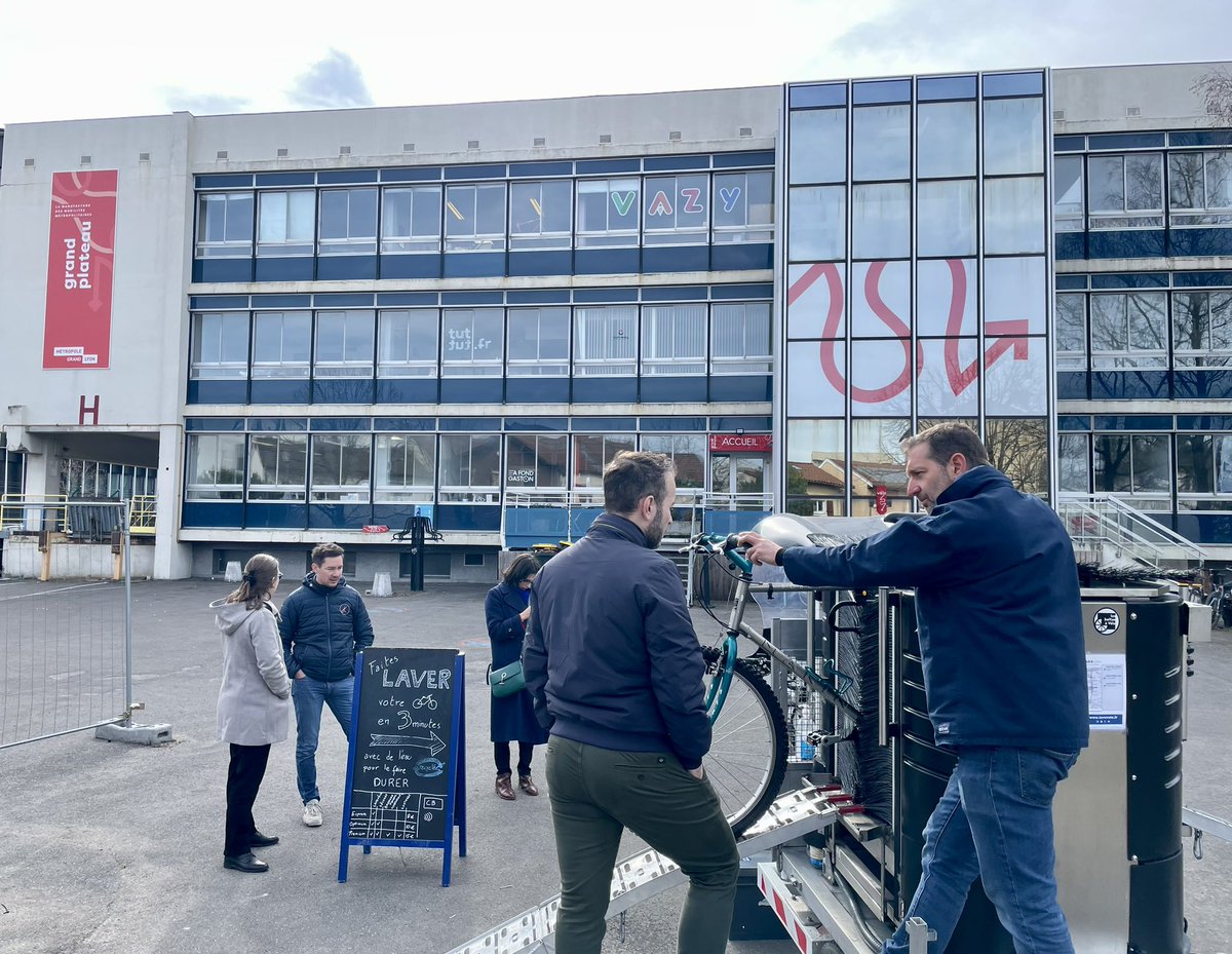 LAVOVELO_France's tweet photo. Vendredi 8 mars, #Lavovélo a reçu une délégation de la @CMA_69 et un élu de #Villeurbanne au Grand Plateau.
"Nous avions reçu un excellent soutien de la part de la CMA lors du concours #Artinov" rappelle Remi Hingrai, "il Ă©tait important pour nous de prolonger les Ă©changes.â https://t.co/iErZNXJlkX