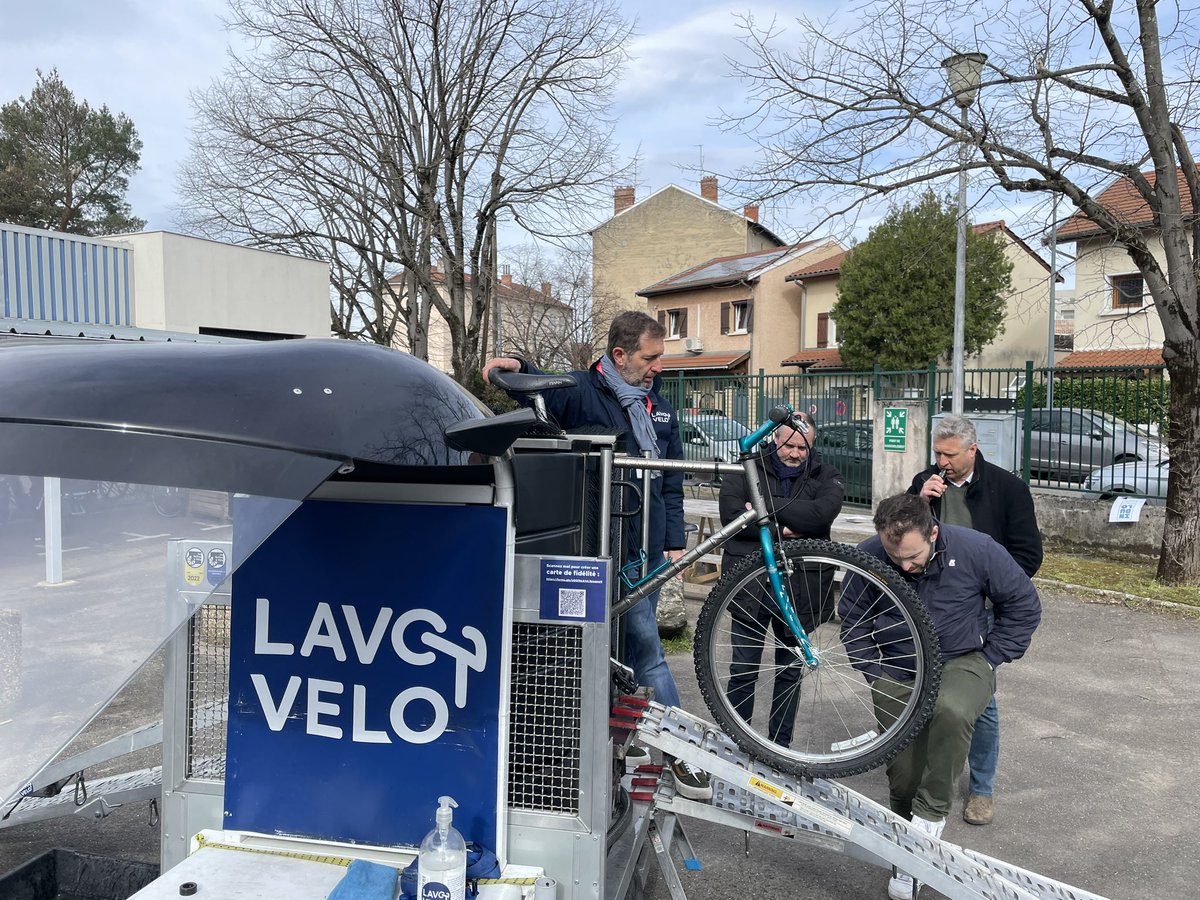 LAVOVELO_France's tweet photo. Vendredi 8 mars, #Lavovélo a reçu une délégation de la @CMA_69 et un élu de #Villeurbanne au Grand Plateau.
"Nous avions reçu un excellent soutien de la part de la CMA lors du concours #Artinov" rappelle Remi Hingrai, "il Ă©tait important pour nous de prolonger les Ă©changes.â https://t.co/iErZNXJlkX