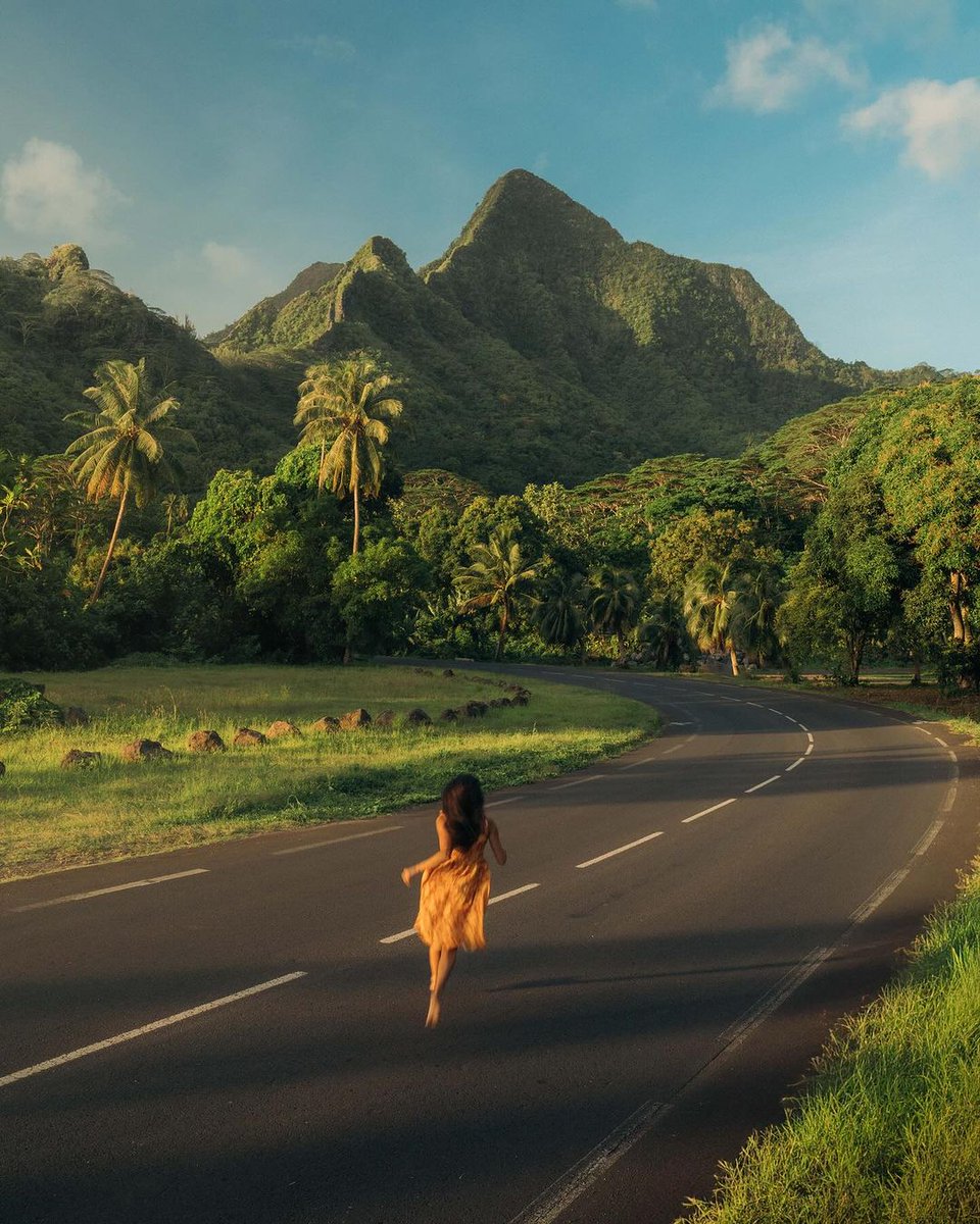 Full of turquoise lagoons, white-sand beaches, vertical peaks and lush landscapes like this one, #Moorea tics several boxes. With over 15 trails on the island, there are countless ways to connect with nature beyond the azure waters. #ThisIsLiving 📷: @ emmett_sparling