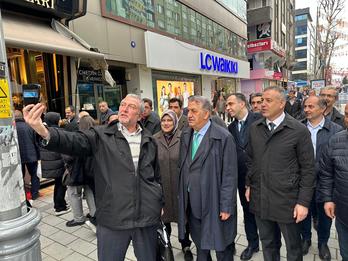 📍Ümraniye 

Alemdağ Caddesi’ndeki yürüyüşümüz sırasında vatandaşlarımız ve esnafımızla selamlaştık. Ardından İlçe Başkanımız Sn. Salim Çetinkaya ile birlikte kıymetli Ümraniyelilerle Seçmen Kafe’de bir araya geldik. Ümraniye, #GerçekBelediyecilik için 31 Mart’ta yine güçlü