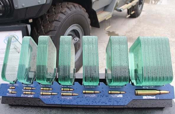 كيف يصنع الزجاج المقاوم للرصاص!!

من منكم يعرف الأجابة؟