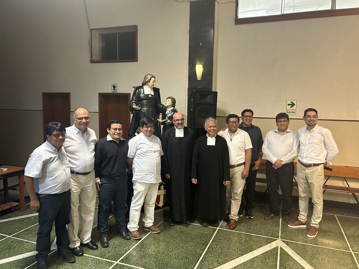 coyotegris's tweet image. Hermanos de #LaSalle sector Perú durante la reunión  del Hermano Superior Armin Luistro con las obras de #LaSalle de Lima. La reunión se realizó en el salón #PioXII del Colegio #LaSalle de Lima  @lasalleorg @lasallerelal @LaSalleBP