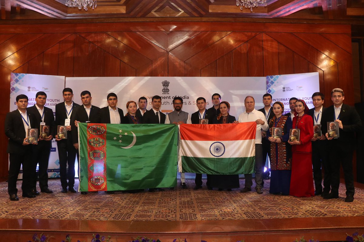 Celebrating unity in diversity! Delegates from Turkmenistan share a Turkmenistan group photograph with the Hon’ble Minister of Youth Affairs & Sports, Shri @ianuragthakur ji. A moment that signifies the strength of global partnerships and shared aspirations! #CAYD
