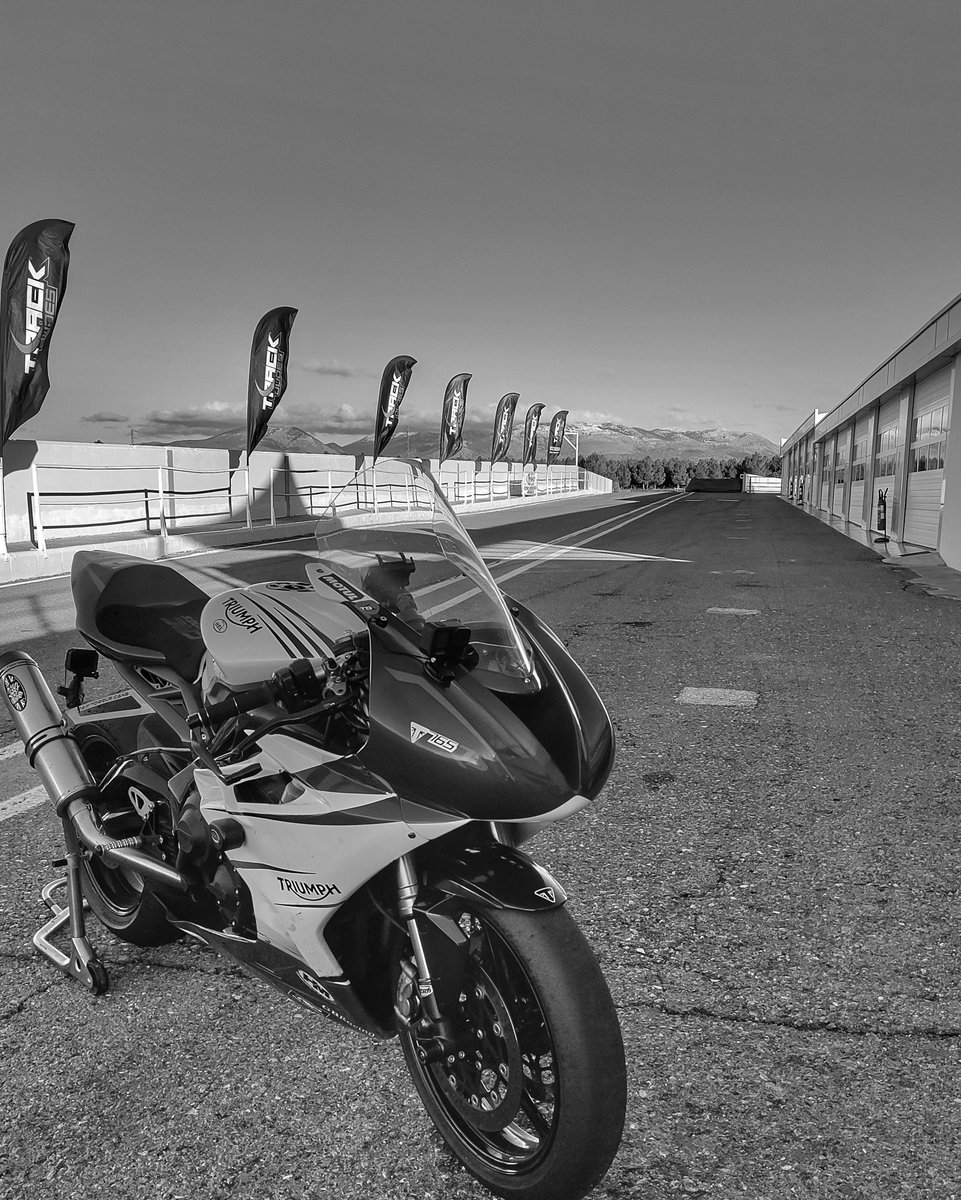 Had a wobble around at #Guadix  🇪🇸 after <a href="/ParkittRacing/">Parkitt performance Motorcycle’s</a> sorted out bike gremlins at the 11th hour 🙈
Weather didn't play nice 🌧️ 
Learnt lots about the new bike 👍
<a href="/TrackDudes/">Track Dudes</a> event ran well 💯

Currently driving back, with only 1 score on the team tantrum board 🤣