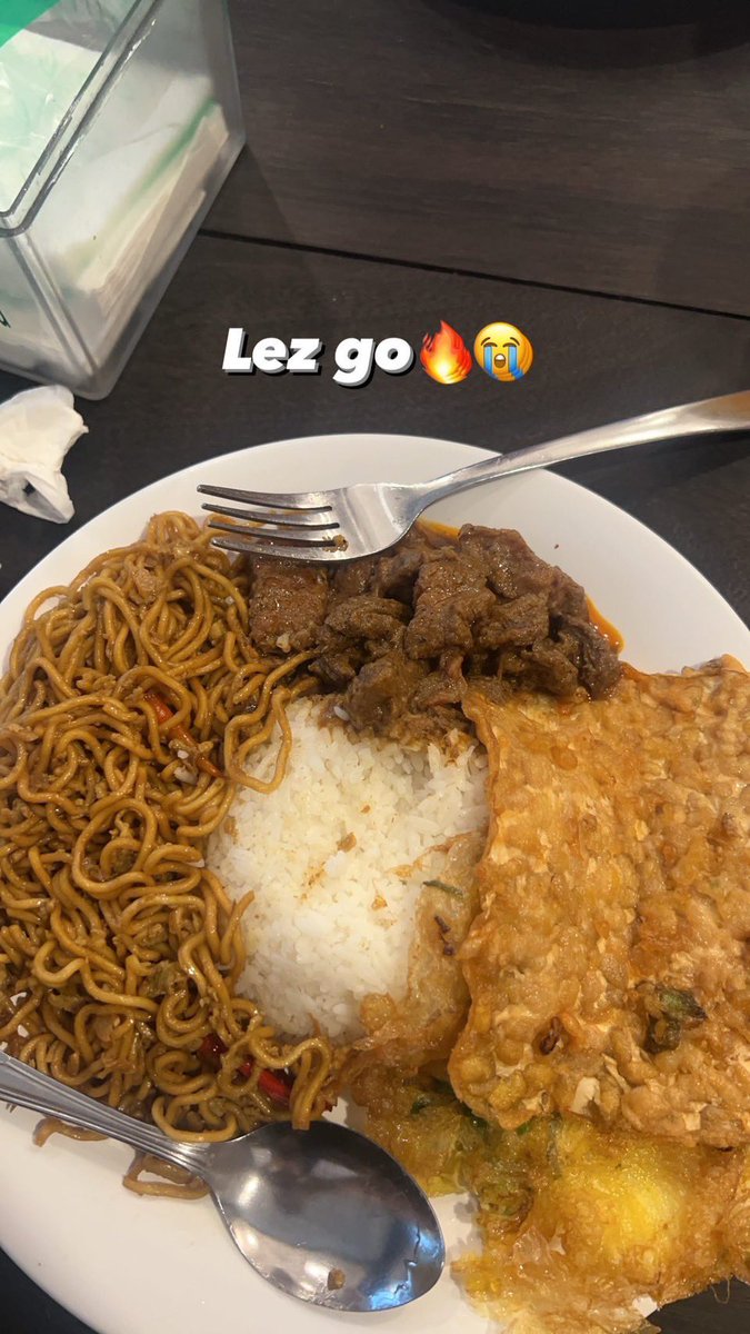 marshaoshi_'s tweet photo. Like oshi like fans is riil cuy, makan mie pake nasi 🤪

Biarin aja gak usah disensor biar ketauan klean semua overcarbo 🫵🏻 https://t.co/5cYNoCZ1xc