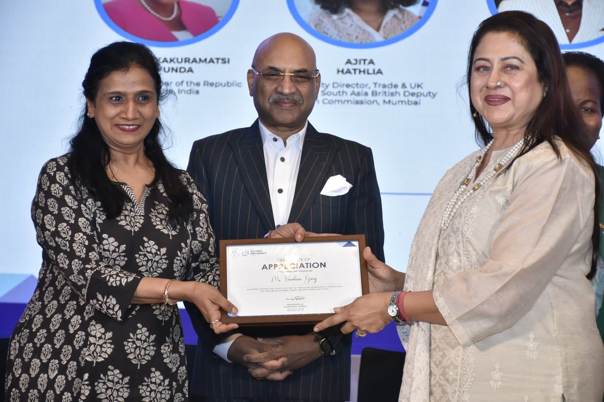 GuptaSunilK's tweet photo. 𝐇𝐨𝐧𝐨𝐫𝐞𝐝 𝐭𝐨 𝐛𝐞 𝐩𝐚𝐫𝐭 𝐨𝐟 𝐚 𝐦𝐨𝐦𝐞𝐧𝐭𝐨𝐮𝐬 𝐠𝐚𝐭𝐡𝐞𝐫𝐢𝐧𝐠 𝐚𝐭 𝐭𝐡𝐞 𝐁𝐚𝐫𝐫𝐢𝐞𝐫𝐬 𝐭𝐨 𝐓𝐫𝐚𝐝𝐞 𝐜𝐡𝐚𝐩𝐭𝐞𝐫 𝐢𝐧 𝐌𝐮𝐦𝐛𝐚𝐢 𝐡𝐞𝐥𝐝 𝐨𝐧 𝟐𝟗𝐭𝐡 𝐅𝐞𝐛𝐫𝐮𝐚𝐫𝐲 𝟐𝟎𝟐𝟒, 𝐡𝐨𝐬𝐭𝐞𝐝 𝐛𝐲 𝐭𝐡𝐞 𝐑𝐭. 𝐇𝐨𝐧𝐨𝐫𝐚𝐛𝐥𝐞 𝐁𝐚𝐫𝐨𝐧𝐞𝐬𝐬 𝐕𝐞𝐫𝐦𝐚 𝐟𝐫𝐨𝐦 𝐭𝐡𝐞 𝐔𝐊 𝐏𝐚𝐫𝐥𝐢𝐚𝐦𝐞𝐧𝐭, 𝐰𝐡𝐞𝐫𝐞 𝐝𝐢𝐬𝐭𝐢𝐧𝐠𝐮𝐢𝐬𝐡𝐞𝐝 𝐝𝐢𝐠𝐧𝐢𝐭𝐚𝐫𝐢𝐞𝐬 𝐬𝐮𝐜𝐡 𝐚𝐬 𝐇𝐄 𝐉𝐨𝐲𝐜𝐞 𝐊𝐚𝐤𝐮𝐫𝐚𝐦𝐚𝐭𝐬𝐢 𝐊𝐢𝐤𝐚𝐟𝐮𝐧𝐝𝐚, 𝐫𝐞𝐩𝐫𝐞𝐬𝐞𝐧𝐭𝐢𝐧𝐠 𝐭𝐡𝐞 𝐑𝐞𝐩𝐮𝐛𝐥𝐢𝐜 𝐨𝐟 𝐔𝐠𝐚𝐧𝐝𝐚, 𝐌𝐬. 𝐀𝐣𝐢𝐭𝐚 𝐇𝐚𝐭𝐡𝐥𝐢𝐚 𝐟𝐫𝐨𝐦 𝐭𝐡𝐞 𝐁𝐫𝐢𝐭𝐢𝐬𝐡 𝐃𝐞𝐩𝐮𝐭𝐲 𝐇𝐢𝐠𝐡 𝐂𝐨𝐦𝐦𝐢𝐬𝐬𝐢𝐨𝐧, 𝐌𝐬. 𝐕𝐚𝐧𝐝𝐚𝐧𝐚 𝐆𝐚𝐫𝐠, 𝐂𝐨𝐫𝐩𝐨𝐫𝐚𝐭𝐞 𝐅𝐢𝐧𝐚𝐧𝐜𝐞 𝐄𝐱𝐩𝐞𝐫𝐭, 𝐌𝐫. 𝐑𝐚𝐣𝐞𝐧𝐝𝐫𝐚 𝐁𝐚𝐠𝐚𝐝𝐞, 𝐒𝐞𝐧𝐢𝐨𝐫 𝐏𝐚𝐫𝐭𝐧𝐞𝐫 𝐚𝐭 𝐒𝐀𝐑𝐂 & 𝐀𝐬𝐬𝐨𝐜𝐢𝐚𝐭𝐞𝐬, 𝐌𝐬. 𝐑𝐨𝐨𝐩 𝐑𝐚𝐬𝐡𝐢 𝐟𝐫𝐨𝐦 𝐭𝐡𝐞 𝐌𝐢𝐧𝐢𝐬𝐭𝐫𝐲 𝐨𝐟 𝐓𝐞𝐱𝐭𝐢𝐥𝐞𝐬, 𝐚𝐧𝐝 𝐌𝐬. 𝐏𝐫𝐢𝐲𝐚𝐧𝐤𝐚 𝐁𝐡𝐢𝐝𝐞, 𝐂𝐨-𝐟𝐨𝐮𝐧𝐝𝐞𝐫 𝐨𝐟 𝐊𝐮𝐛𝐞𝐫𝐧𝐞𝐢𝐧 𝐈𝐧𝐢𝐭𝐢𝐚𝐭𝐢𝐯𝐞𝐬, 𝐠𝐫𝐚𝐜𝐞𝐝 𝐮𝐬 𝐰𝐢𝐭𝐡 𝐭𝐡𝐞𝐢𝐫 𝐩𝐫𝐞𝐬𝐞𝐧𝐜𝐞. 

𝐀𝐥𝐨𝐧𝐠𝐬𝐢𝐝𝐞 𝐭𝐡𝐞𝐬𝐞 𝐞𝐦𝐢𝐧𝐞𝐧𝐭 𝐟𝐢𝐠𝐮𝐫𝐞𝐬, 𝐰𝐞 𝐞𝐦𝐛𝐚𝐫𝐤𝐞𝐝 𝐨𝐧 𝐏𝐞𝐧𝐚𝐥 𝐃𝐢𝐬𝐜𝐮𝐬𝐬𝐢𝐨𝐧 𝟏, 𝐰𝐡𝐞𝐫𝐞 𝐈 𝐡𝐢𝐠𝐡𝐥𝐢𝐠𝐡𝐭𝐞𝐝 𝐭𝐡𝐞 𝐜𝐫𝐢𝐭𝐢𝐜𝐚𝐥 𝐚𝐬𝐩𝐞𝐜𝐭𝐬 𝐫𝐞𝐠𝐚𝐫𝐝𝐢𝐧𝐠 𝐁𝐫𝐞𝐚𝐤𝐢𝐧𝐠 𝐁𝐚𝐫𝐫𝐢𝐞𝐫𝐬 𝐭𝐨 𝐎𝐩𝐩𝐨𝐫𝐭𝐮𝐧𝐢𝐭𝐢𝐞𝐬 𝐢𝐧 𝐃𝐨𝐦𝐞𝐬𝐭𝐢𝐜 𝐚𝐧𝐝 𝐈𝐧𝐭𝐞𝐫𝐧𝐚𝐭𝐢𝐨𝐧𝐚𝐥 𝐓𝐫𝐚𝐝𝐞. 𝐎𝐮𝐫 𝐝𝐢𝐬𝐜𝐨𝐮𝐫𝐬𝐞 𝐞𝐧𝐜𝐨𝐦𝐩𝐚𝐬𝐬𝐞𝐝 𝐮𝐧𝐝𝐞𝐫𝐬𝐭𝐚𝐧𝐝𝐢𝐧𝐠 𝐠𝐨𝐯𝐞𝐫𝐧𝐦𝐞𝐧𝐭 𝐢𝐧𝐢𝐭𝐢𝐚𝐭𝐢𝐯𝐞𝐬, 𝐧𝐚𝐯𝐢𝐠𝐚𝐭𝐢𝐧𝐠 𝐜𝐡𝐚𝐥𝐥𝐞𝐧𝐠𝐞𝐬, 𝐚𝐧𝐝 𝐢𝐝𝐞𝐧𝐭𝐢𝐟𝐲𝐢𝐧𝐠 𝐩𝐚𝐭𝐡𝐰𝐚𝐲𝐬 𝐭𝐨 𝐞𝐧𝐡𝐚𝐧𝐜𝐞 𝐭𝐫𝐚𝐝𝐞 𝐞𝐟𝐟𝐢𝐜𝐢𝐞𝐧𝐜𝐲. 𝐈 𝐚𝐦 𝐩𝐫𝐢𝐯𝐢𝐥𝐞𝐠𝐞𝐝 𝐭𝐨 𝐡𝐚𝐯𝐞 𝐜𝐨𝐧𝐭𝐫𝐢𝐛𝐮𝐭𝐞𝐝 𝐭𝐨 𝐭𝐡𝐢𝐬 𝐞𝐧𝐫𝐢𝐜𝐡𝐢𝐧𝐠 𝐝𝐢𝐚𝐥𝐨𝐠𝐮𝐞, 𝐬𝐡𝐞𝐝𝐝𝐢𝐧𝐠 𝐥𝐢𝐠𝐡𝐭 𝐨𝐧 𝐩𝐢𝐯𝐨𝐭𝐚𝐥 𝐚𝐬𝐩𝐞𝐜𝐭𝐬 𝐩𝐞𝐫𝐭𝐢𝐧𝐞𝐧𝐭 𝐭𝐨 𝐨𝐮𝐫 𝐜𝐨𝐥𝐥𝐞𝐜𝐭𝐢𝐯𝐞 𝐩𝐫𝐨𝐠𝐫𝐞𝐬𝐬.

#BarriersToTrade #MumbaiConference #TradeOpportunities #InternationalTrade #DomesticTrade #GovernmentInitiatives #TradeEfficiency #EconomicProgress #EnrichingDialogue #GlobalCommerce #CollaborationForChange #BreakingBarriers #TradeSummit #EmpoweringEconomies #GlobalPartnerships #BusinessLeadership #CrossBorderTrade #TradeFacilitation #SustainableDevelopment #EconomicEmpowerment #CollaborativeEfforts