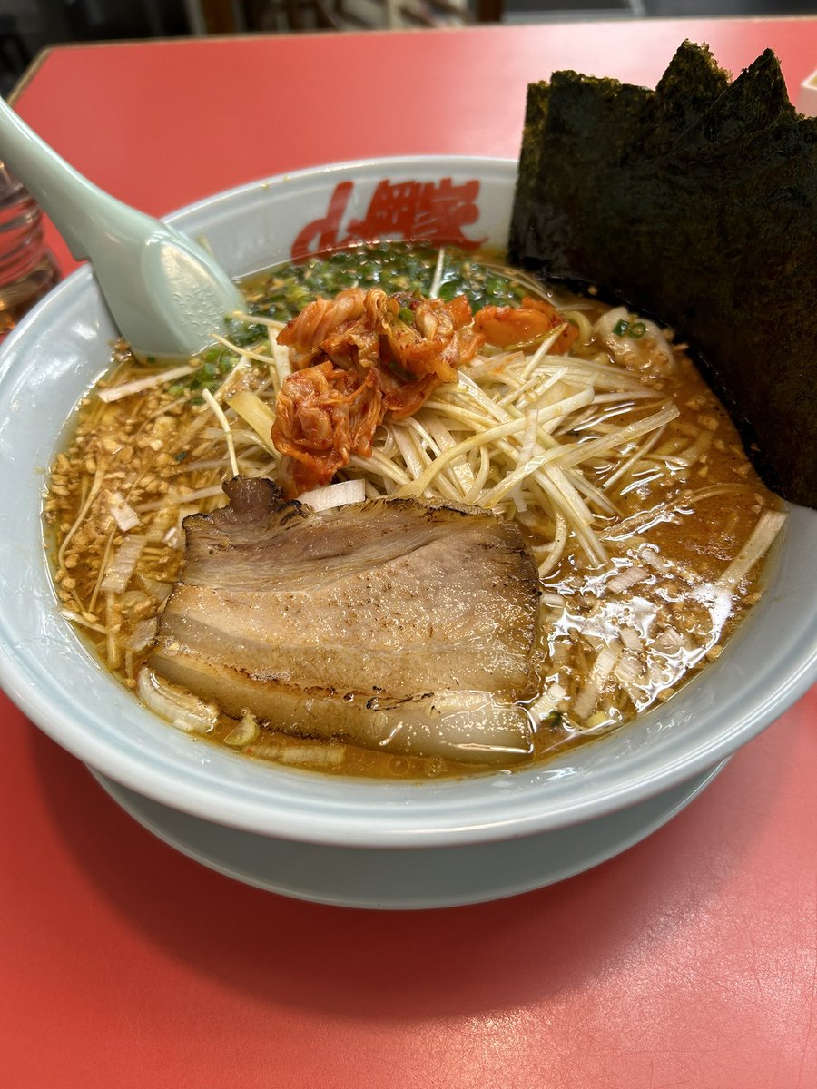 サトシです🤩

#山岡家 🍜

#旨辛スタミナラーメン 中盛
#白髪ネギ トッピング
#海苔5枚 クーポン

クゥッせぇになる味♪

健康診断控えてるので
麺とお肉は控えめ🤏
ネギとキムチで野菜摂取🌱

ダメと分かってる
だが我慢出来なかった…😫

じゃあね👋
#タイホウ いがや
#タイホウ井ヶ谷店へ集まれ
