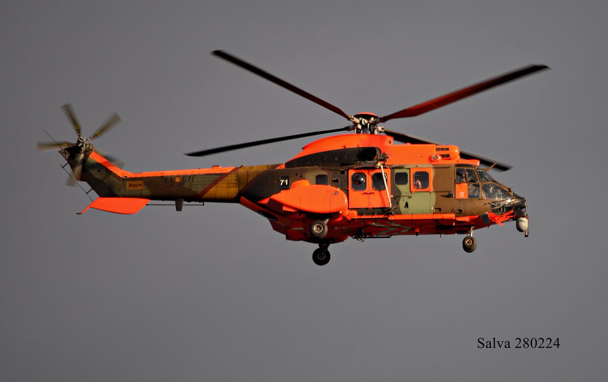 05derecha's tweet photo. Hoy dejo la foto del "Turia" #Eurocopter AS532AL Cougar de nuestras #FAMET, operado por la @UMEgob (#BHELEMEII), que hace unos días tuvimos la suerte de volver a ver en la #BASanJavier. @EjercitoTierra @SpottersMurcia https://t.co/N76DdiSIJ2