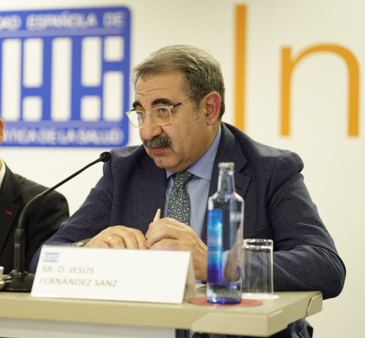 SEISeSalud's tweet photo. Don Jesús Fernández Sanz, Consejero de Sanidad del Gobierno de Castilla-La Mancha: “En el SESCAM hemos decidido centrarnos en 3 palancas en nuestro próximo Plan de SD: innovación, salud pública y la atención socio-sanitaria. 
#SEIS #inforsalud24 @sescamclm @jfdezsanz https://t.co/y5KgogvCfq