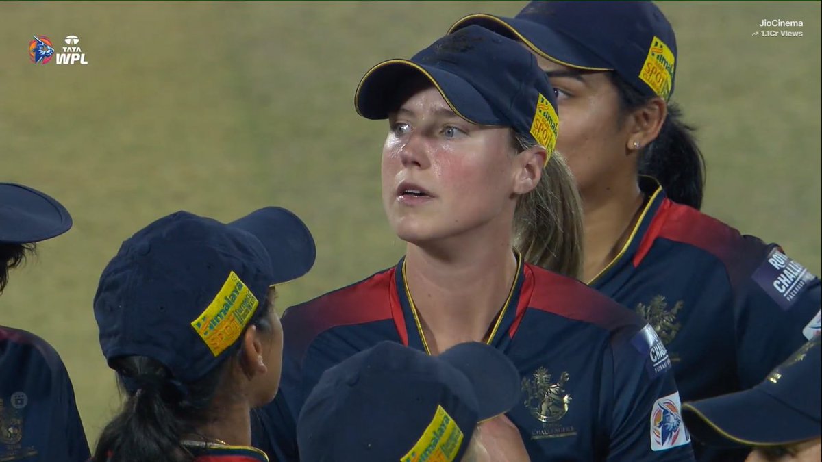 SathishaHN2's tweet photo. From All Overseas Players

@ABdeVilliers17 is 🐐
@EllysePerry is Great 😊😊

Only @RCBTweets can create this kind of Legends...

#MIWvsRCB ✅ https://t.co/4o6AlKtWd1