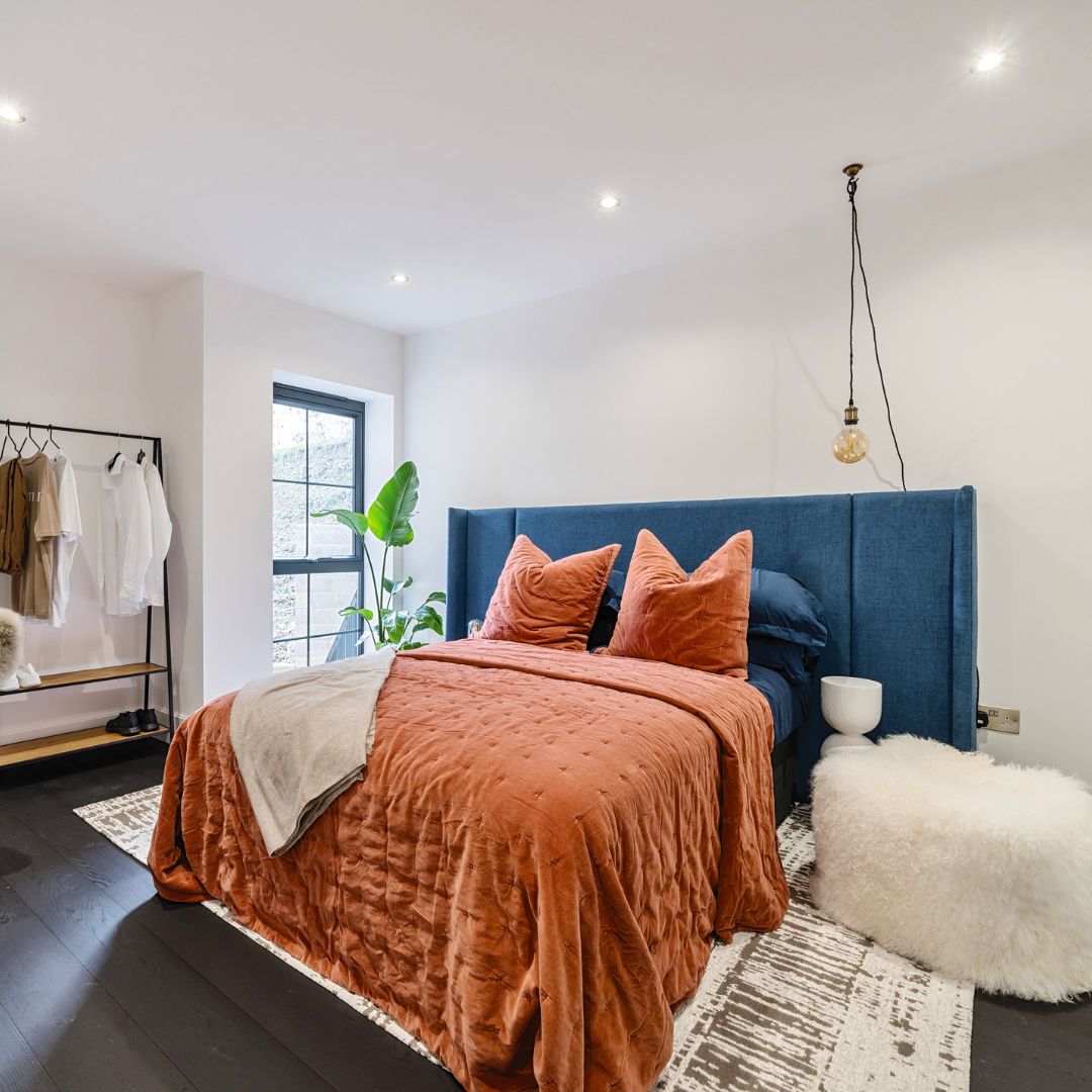 Take a peek at this brand new two bedroom warehouse-style apartment located in the heart of the Crystal Palace Triangle. 🏙️ Visit bit.ly/49hKYwG for more details. #crystalpalace #southlondon #london #londonliving #apartment #londonapartment