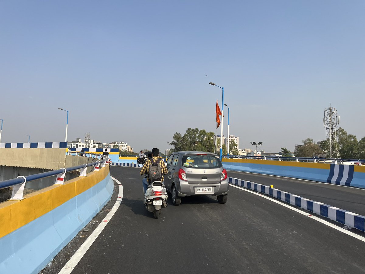 🚧 Ghorpadi Rail Over Bridge opened for commuters 🌉 This bridge will eliminate the traffic caused due to the railway lines here 🌉A big relief for commuters going towards Mundhwa , BT Kawade Rd , Nagar Raod , Pune Station @Shaikh_Mohsin12 #Pune