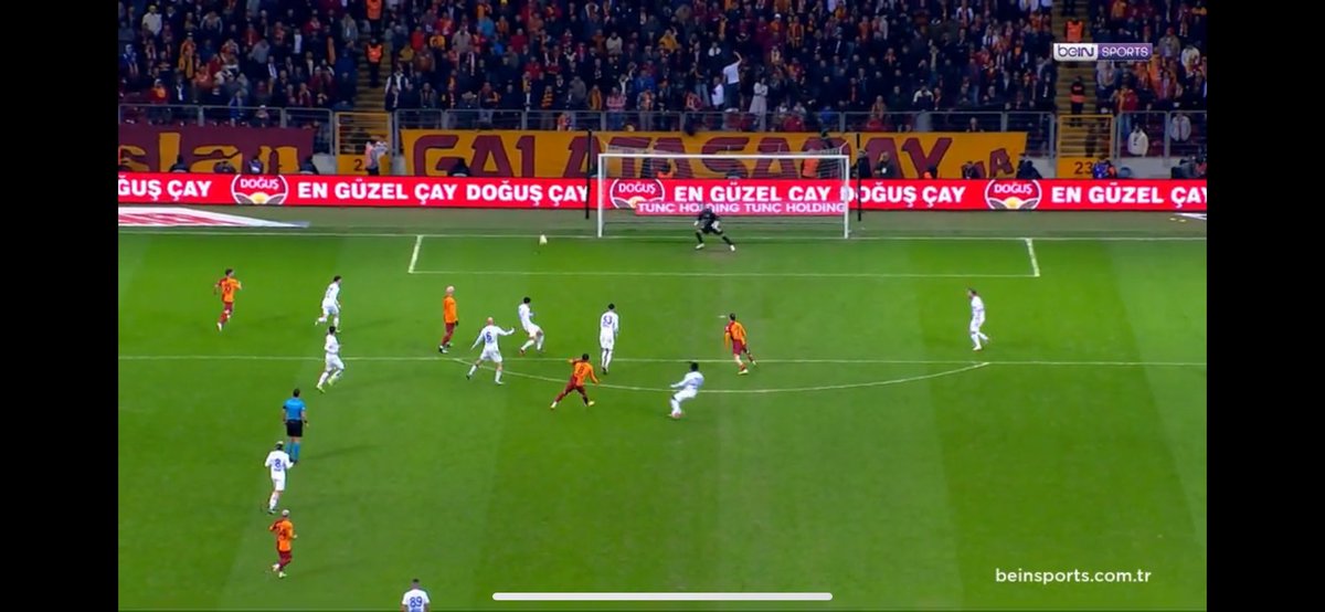 saveablee's tweet photo. Galatasaray-Rize maçındaki bu muhteşem golü de konuşalım. Bu golde Kaleci Gökhan Akkanın yapabileceği tek şey vardı o da golü kalesinde görmekti. Gelişine bu kadar isabetli bir şuta kalecinin yapacak hiçbir şey yoktu. Bundan dolayı bir kaleci adına bu gol çok temiz… https://t.co/8wKfZvCJBw