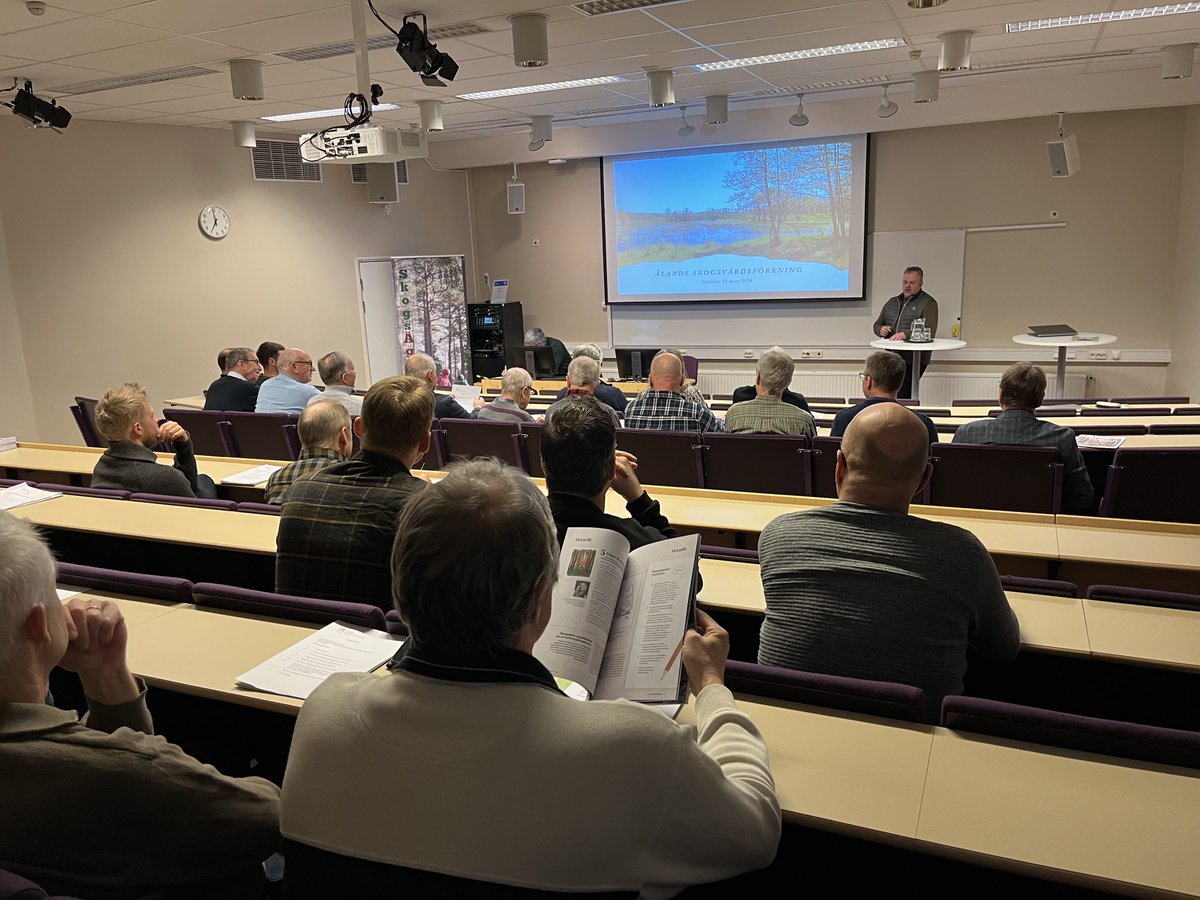 Ålands skogsvårdsförenings vårmöte inleds.
Ordförande Johan Mörn och verksamhetsledare Torbjörn Björkman redogör för ett aktivt år. 
Nu börjar läget normaliseras efter stormen Alfrida.
Föredrag av ⁦<a href="/AndersPortin/">Anders Portin</a>⁩ från ⁦<a href="/SLC_lantbruk/">SLC</a>⁩ om virkeshandel och skogspolitik.