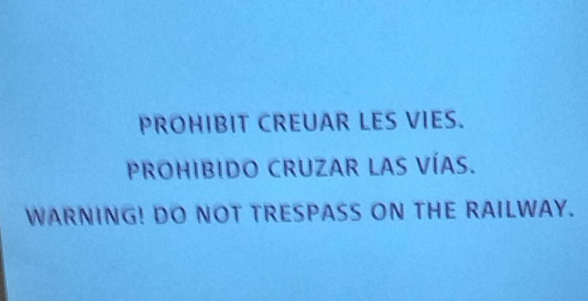 La traducció a l'anglès és dolenta. Caldria que digués "Crossing the lines is forbidden" o "Do not cross the lines". Es pot posar "Warning" davant de les dues versions. <a href="/Renfe/">Renfe</a> <a href="/InformerC6/">InformerRenfe VLC-CS</a> <a href="/Inforenfe/">InfoRenfe</a> <a href="/generalitat/">Generalitat</a>