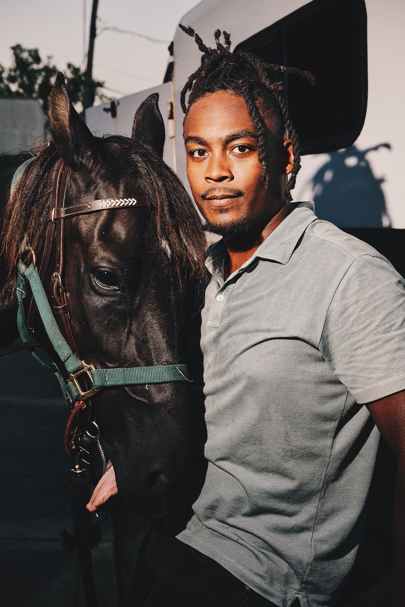 #PORTRAIT Drake LeBlanc (<a href="/LoveBenoir/">Drake</a>), le cowboy de la francophonie.

Dans son documentaire "Footwork", le réalisateur, activiste et cofondateur de <a href="/TeleLouisiane/">Télé-Louisiane</a> s'intéresse aux cavaliers noirs, francophones et créolophones, de son Etat.

➡️france-amerique.com/fr/drake-lebla…