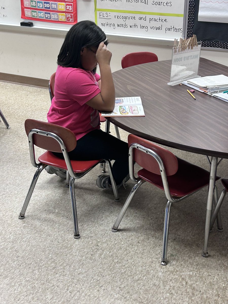 SevernESAACPS's tweet photo. Second grade DEAR time! #BuildingStamina https://t.co/YY1JaHOmvz