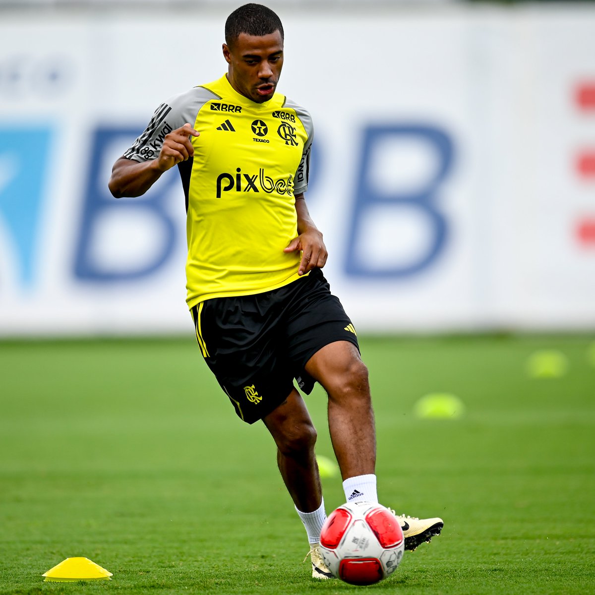 Flamengo_es's tweet photo. 👟⚽️ https://t.co/svvcpscvSr
