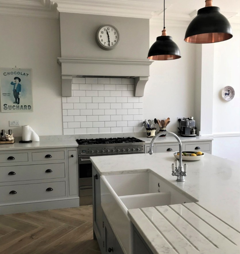 Wood accents add warmth and visual interest.

#kitchendesign #interiordesign #kitchendecor #interiorinspiration #interiorinspo