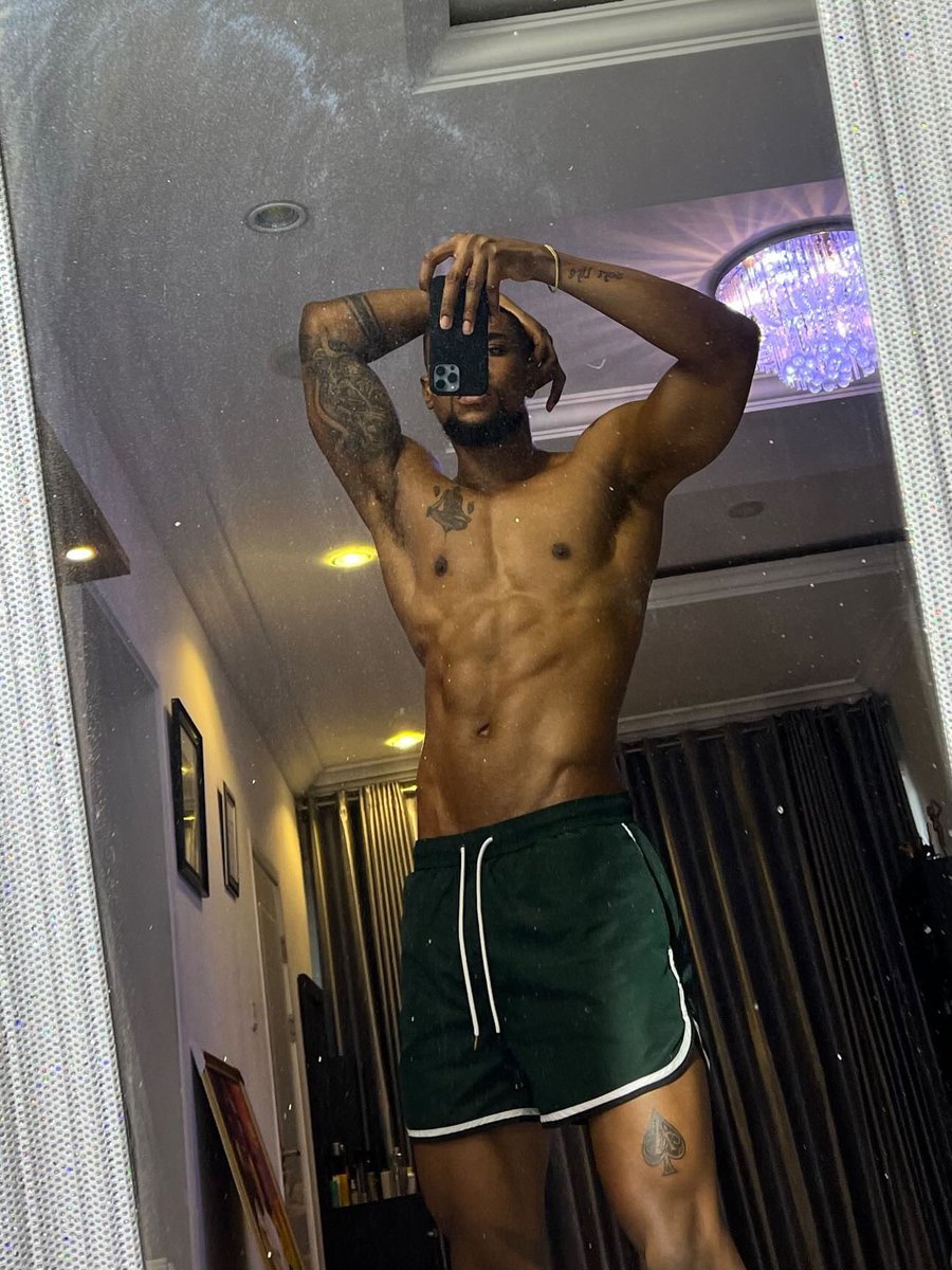 AjeboDanny's tweet photo. The only waist trainer i use is to avoid bread &amp; pizza 🫢 https://t.co/GSK1nhfURH