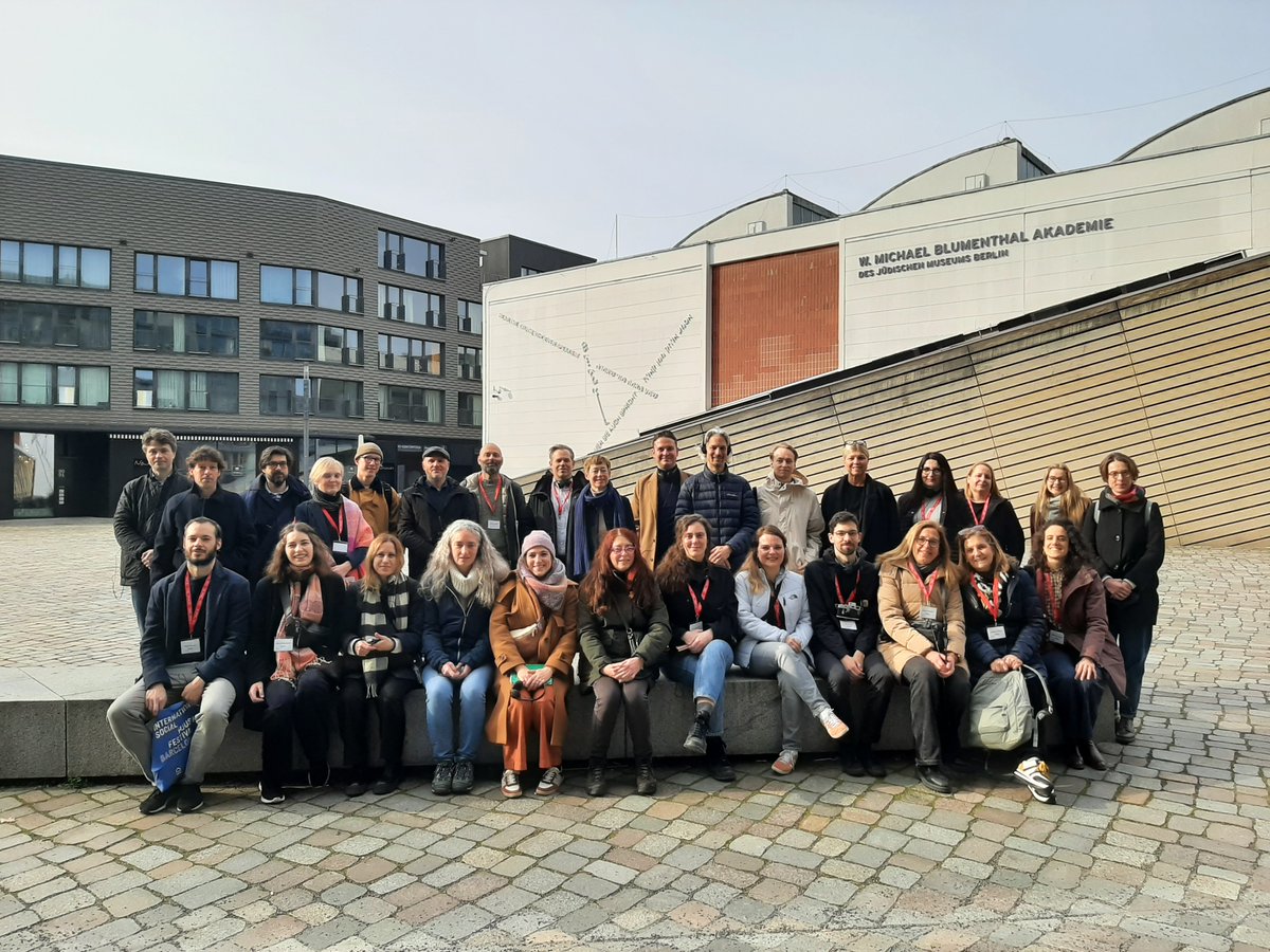 Das Quartier am ehemal. #Blumengroßmarkt wurde als eines von 30 Projekten in einen europäischen Katalog für gute #Baukultur aufgenommen. Seit gestern besucht eine Gruppe aus Expert:innen für #Stadtplanung und Architektur Berlin, um sich über das Quartier zu informieren.<a href="/BA_Xhain/">Bezirksamt Friedrichshain-Kreuzberg</a>