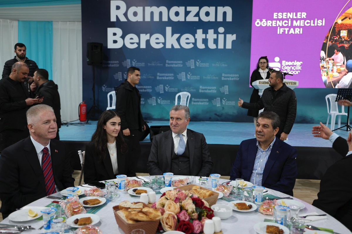 Bugün iftarımızı Esenler Belediyesi'nin ev sahipliğinde öğrenci kardeşlerimizle yaptık.

Güzel enerjileriyle, samimiyetleriyle sofralarını bizimle paylaşan gençlerimize teşekkür ediyorum.❤️