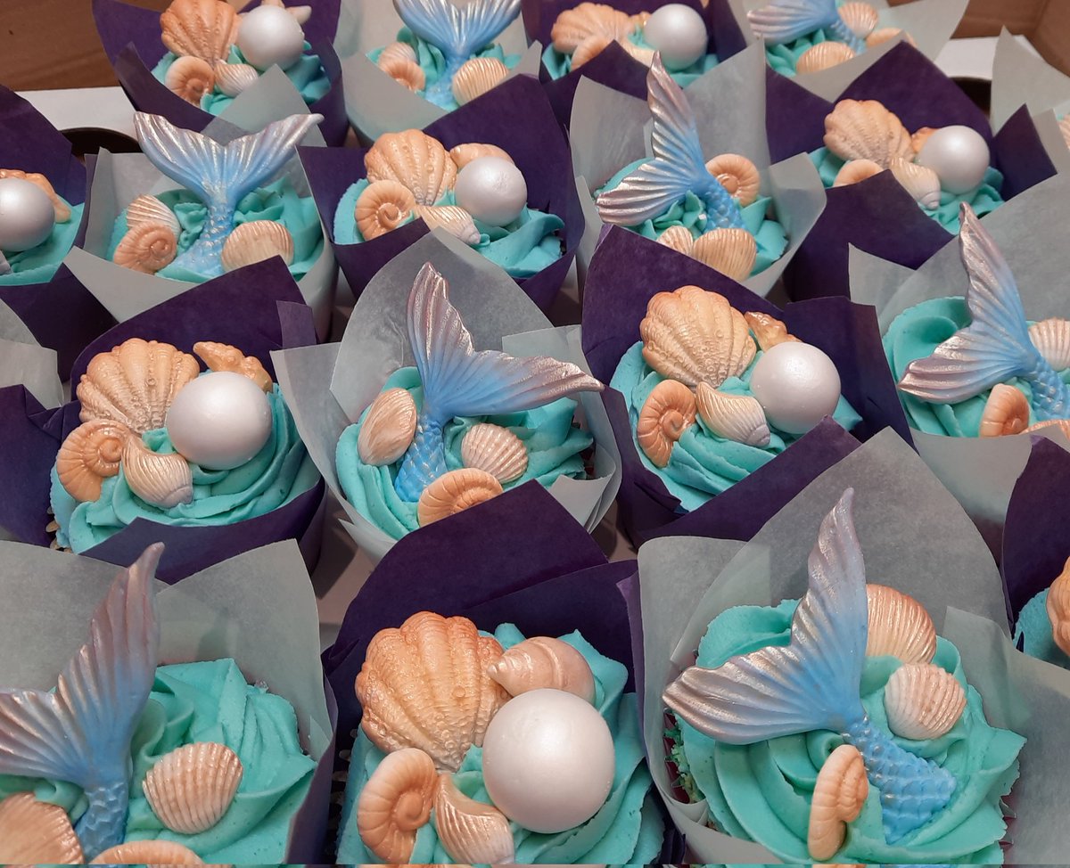 I haven't posted in a little while, but I have been busy! A little bit in love with this one delivered yesterday. Cake with matching cupcakes