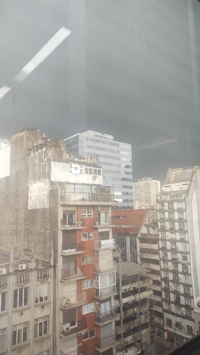 ekiel22's tweet photo. no se que deprime mas: mi laburo o saber que me vuelvo nadando a casa #BuenMartes https://t.co/hAp2FGcvUr