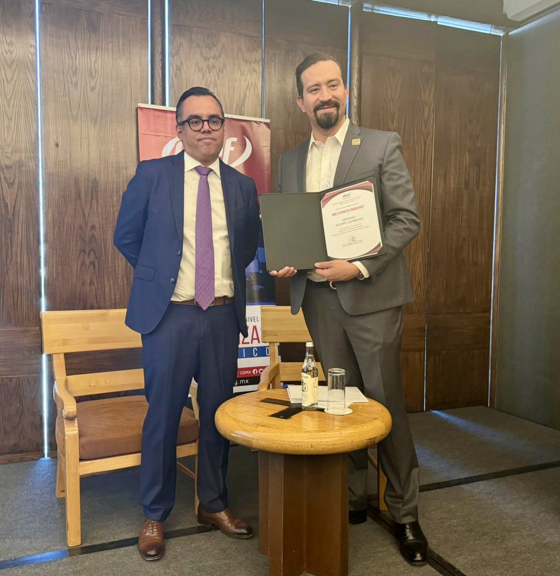 ProdeconMexico's tweet photo. #AgendaProdecon

"El #SERAC, surgió ante la necesidad de afrontar algunas de las problemáticas más comunes a las que se enfrentaban las personas contribuyentes y la Procuraduría, al abrirse paso a las tecnologías de la información para la recepción de las solicitudes de #AcuerdoConclusivo."

Esto fue lo que expuso nuestro Procurador @OcampoArmando_ en el evento técnico del Instituto Mexicano de Ejecutivos de Finanzas.

Con estas acciones #Prodecon y @IMEFOficial refrendan su compromiso de mantener informadas a las personas contribuyentes sobre las tecnologías que están  al servicio de nuestro país.

Agradecemos al C.P.C. Enrique Daniel Ledesma González, Presidente de IMEF Ciudad de México por la atenta invitación.

#ElDefensorFiscalDelPueblo