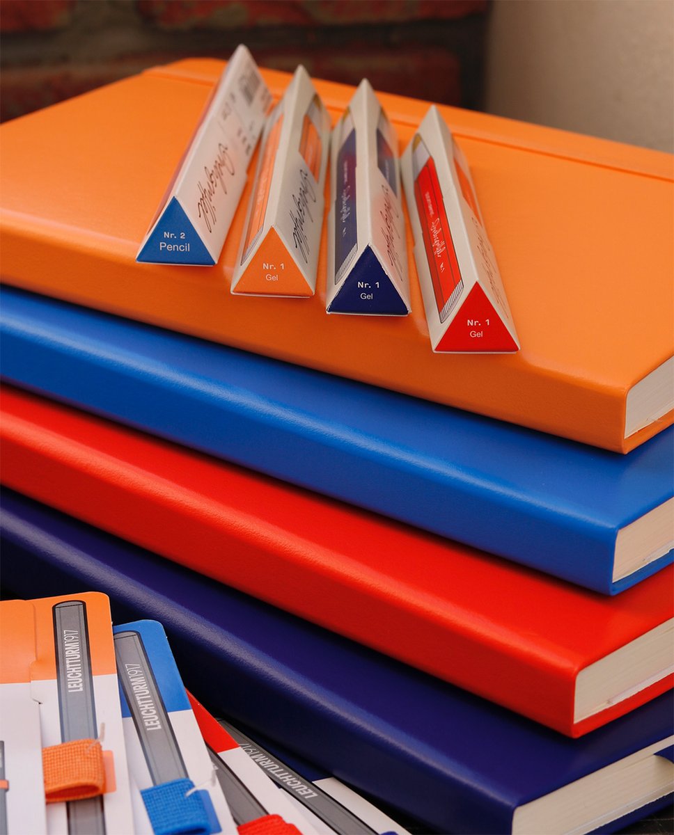 djournal's tweet image. Фотоогляд серії Leuchtturm1917 Recombine. Поєднуємо, міркуємо, думаємо і розвиваємось далі з колекцією Leuchtturm1917 Recombine у чотирьох надихаючих кольорах: Абрикосовому, Небесному,  Омаровому, Чорнильному — shop.djournal.com.ua/blog/leuchttur…